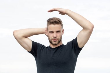 Yakışıklı bir adamın yakın portresi. Seksi bir adam. Güzel erkek modelin portresi, modaya uygun saç kesimi ve günlük gömleği..