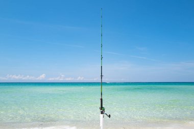 Okyanus kıyısındaki balıkçı oltasına yakın plan. Okyanusta, denizde balık tutmak. Denizle balık avlama makarası.