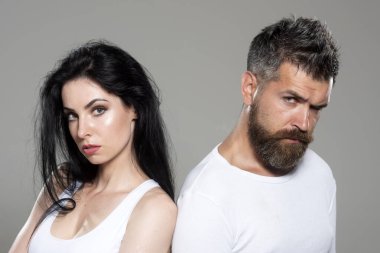 Bir erkek ve bir kadının profilleri. Karı koca arasındaki anlaşmazlıklar. Boşanma. Depresyon ve endişe. Aşkla yüzleşme kavramı. Kendine güvenen iki genç insanın fotoğrafını çek..