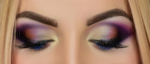 Sminka ögonen. Ögonmakeup. Vackra ögon glitter make-up. Semester smink detalj. Falska ögonfransar. — Stockfoto