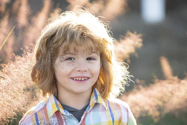 Carino il ritratto del bambino. Bambino felice sta sorridendo godendo la vita. Ritratto di ragazzo in natura, parco o all'aperto. Concetto di famiglia felice o genitorialità di successo. — Foto Stock