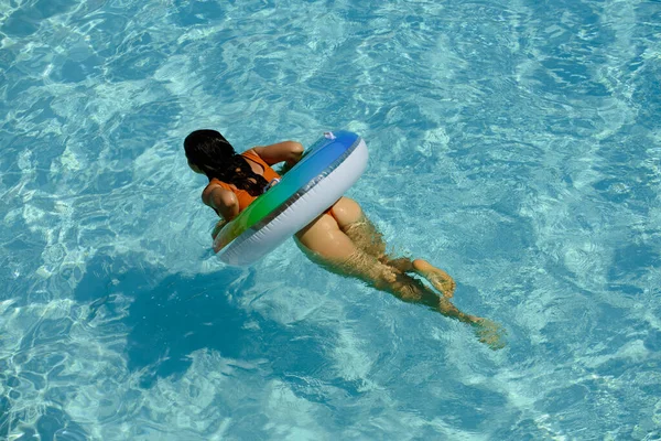 Bella ragazza in forma del corpo in vacanza di viaggio. Estate sexy. Splendida giovane donna in posa in bikini vicino piscina. Perfetto corpo sottile addomesticato in piscina. — Foto Stock