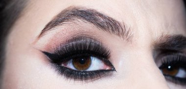 Göz makyajı yap. Güzel kadınsı gözün kapanışı. Mükemmel şekilli kaşları olan güzel bir kadın gözünün makrosunu kapat. Temiz ten, doğal moda makyajı..