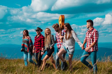 Grup üyeleri yaz tatilinde dışarıda. Rahatlayan Arkadaş Grubu, Çadır Kampı 'nın dışında eğleniyor. Bir grup güzel genç yaz festivaline geliyor..