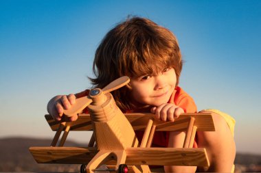 Tatlı çocuk rüyası. Rüya gören güzel bir çocuğun yakın plan portresi. Komik çocuk suratı.