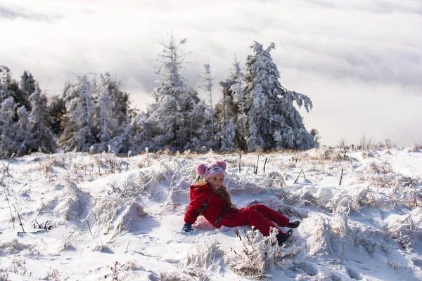 Παιδί στο χιόνι. Μικρό κορίτσι του χειμώνα παίζει με το χιόνι. — Φωτογραφία Αρχείου