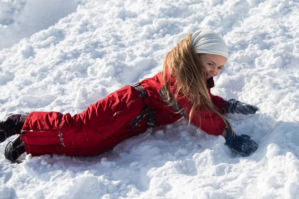 Kind im Schnee. Glückliches kleines Mädchen, das im Schnee spielt, Winterspiele. — Stockfoto