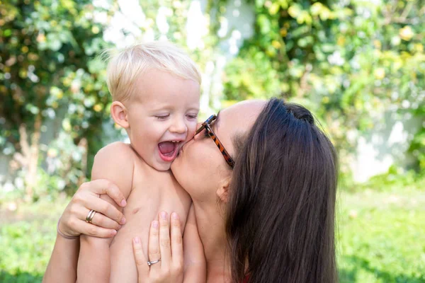 Mère et bébé en été. Bonne fête des mères. Maman étreint son fils. Vacances en famille et convivialité. — Photo