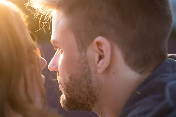 Glückliches Paar im Freien. Lächelndes Paar beim Entspannen in einem Park. Beziehungen. Junge Liebende schauen weg, Zukunft und Beziehungskonzept. — Stockfoto