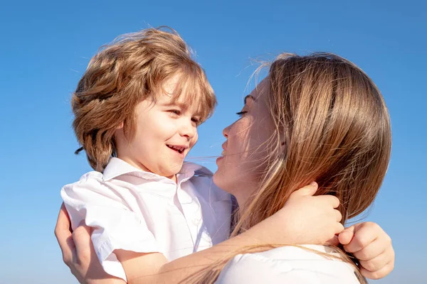 Muttertag. Kind Sohn umarmt Mutter. Mutter und Junge lächeln und umarmen sich. Familienurlaub und Zweisamkeit. — Stockfoto