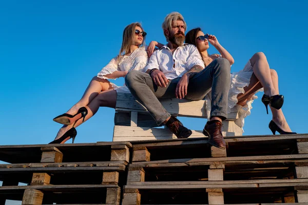 Een groep modemensen. Bedrijf van hipster vrienden, bebaarde man jongen en meisjes studenten plezier hebben samen vrienden, diverse mode-stijl, lifestyle mensen concept. — Stockfoto