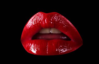 Seksi baştan çıkarıcı kadın ağzı, tutku yalama ve şehvetli emme. Dudaklar baştan çıkarıcı tutku arzusu. Soyut sanat tasarımı, afiş. Siyah arkaplanda izole.