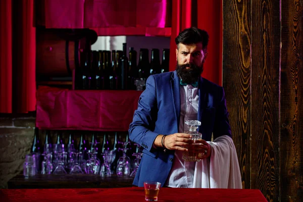 Portret brodatego mężczyzny z brodą. Macho pije. Stylowy bogacz trzymający szklankę starej whisky. Koniak lub whisky. — Zdjęcie stockowe
