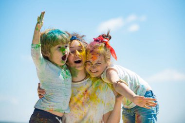 Yüzü renklerle kaplı çocuklar. Zavallı komik çocuklar Holi oynuyor..