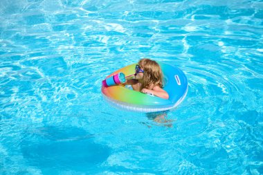Yaz tatili eğlencesi. Çocuk yüzüyor ve dalgalarda zıplıyor. Çocuklar Aquapark 'ta eğleniyor. Şişme lastik çemberdeki komik çocuk. Yaz zamanı. Çekim konsepti. Panorama mavi deniz dalgası.