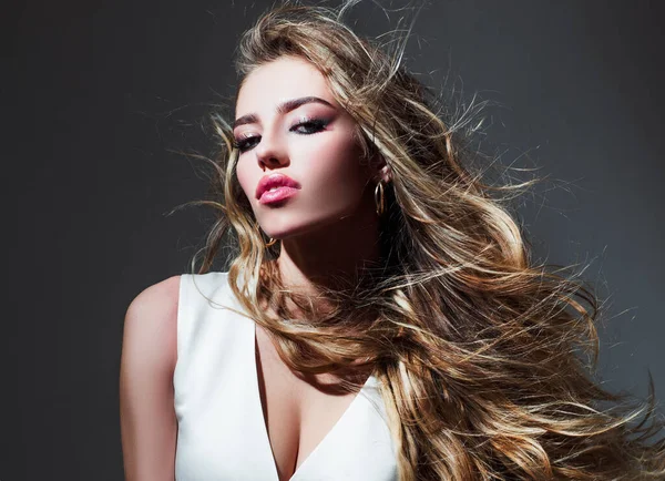 Portrait de jeune femme en studio. Beau modèle de cheveux. Concept de fête sexy. Coiffure mode, coiffure vogue. — Photo