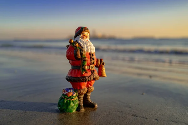 Santa on sea beach. Christmas and vacation. — Stock Photo, Image