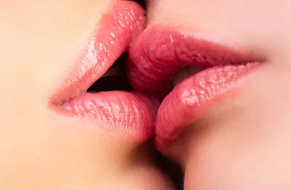 Besos de lesbianas. Pareja caucásica besando. Beso de cerca. — Foto de Stock