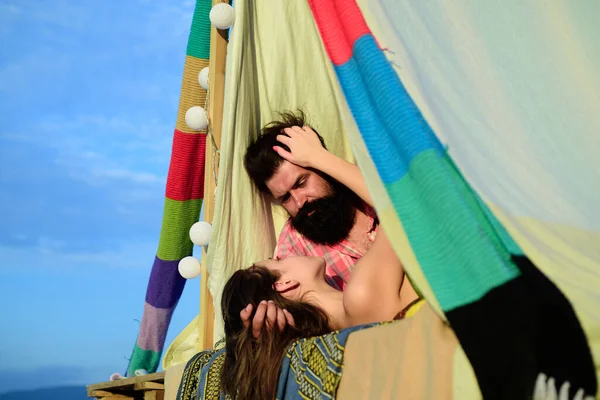 Joven pareja amorosa de turistas se besan en la tienda. Hombre guapo y hermosa mujer abrazándose cerca de la tienda de campaña en el camping. Retrato de una pareja feliz en el amor abrazo al aire libre. — Foto de Stock