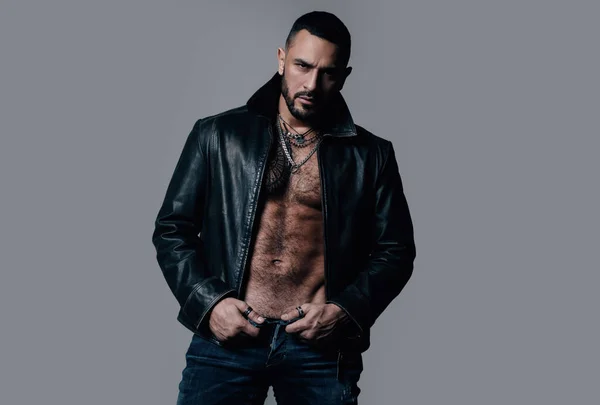 Ciddi bir adam. Dalgın, yakışıklı, moda hippi. Hippi portresi acımasız görünüyor. Erkek moda vücudu..