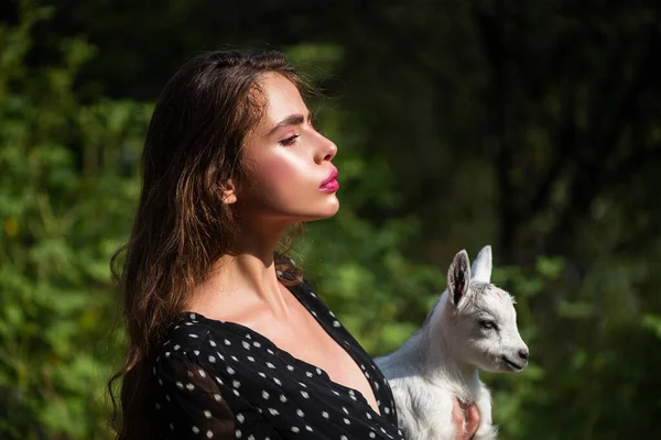 Forest nymph in a pine forest with lamb. Beautiful girl, Nymph. Adorable sensual young woman with lamb looks like Angel. Fairy tale girl. Beauty and natural. — Stock Photo, Image