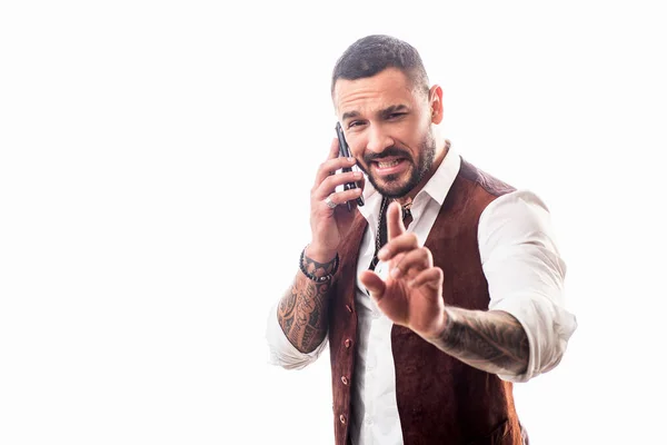 Um homem a falar ao telefone. Jovem e alegre homem bonito a falar ao telemóvel. Retrato de bonito animado alegre alegre cara vestindo casual. Usando telefone. — Fotografia de Stock