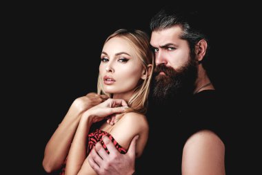 Tutkulu bir çift, romantik insanlar. Yakın plan bir çift portre. Şehvetli kız arkadaş ve erkek arkadaş. Erkek, kız, romantik..