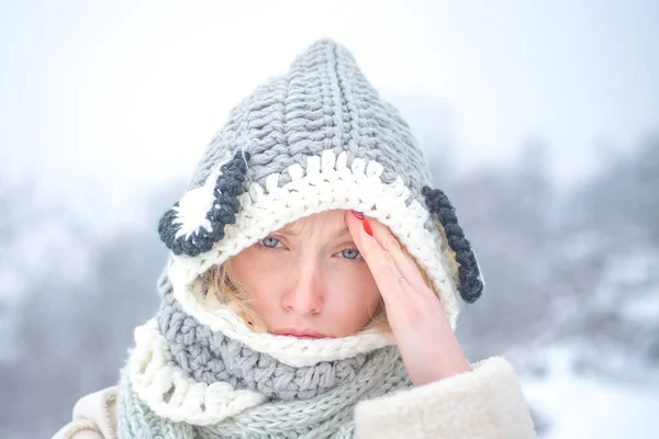 Alergia temporada de invierno. Mujer con dolor de cabeza sobre fondo de nieve. — Foto de Stock