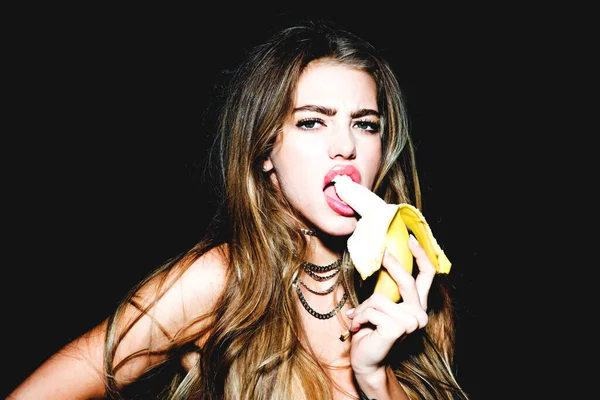 Retrato de uma jovem sedutora a comer banana. Frutos tropicais. Conceito de verão. Alimentação saudável. Sonhos doces sexy. — Fotografia de Stock