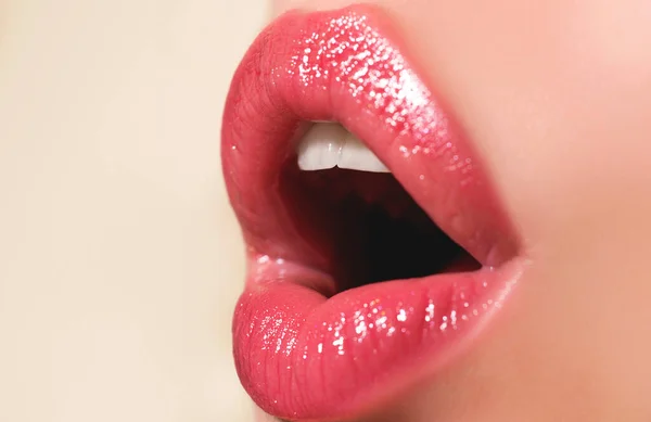 Mädchen sexuelle Lippen. Nachtflirt und Blowjob. — Stockfoto