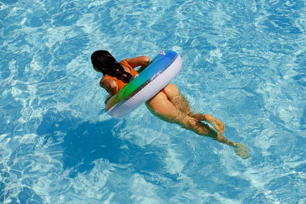 Mooi fit lichaam meisje op reis vakantie. Sexy zomer. Prachtige jonge vrouw die poseert in bikini bij het zwembad. Perfect getemd slank lichaam in zwembad. — Stockfoto