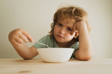 Çocuk pirzola ile makarna yemek istemiyor. Küçük çocuk yemek istemiyor..