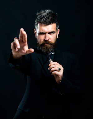 Keşişin dualı portresi. Rahip duası. Kendinden emin bir ifadeyle kıdemli din adamı. İzole edilmiş.