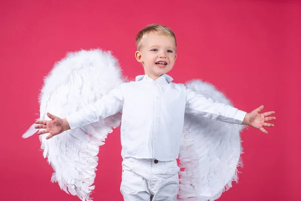 天使の翼を持つ幸せな笑顔の男の子. — ストック写真