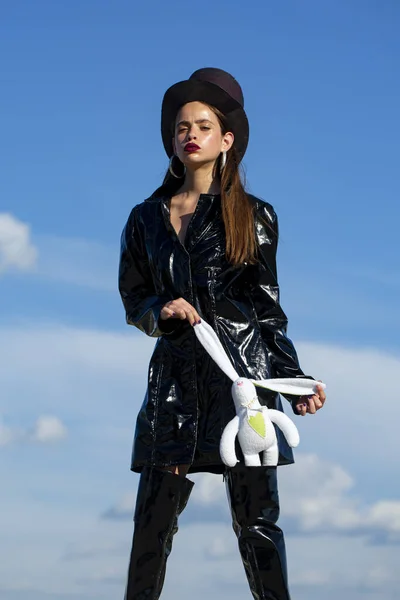 Mujer de Pascua. Conejo mago, ropa elegante. Alicia en el País de las Maravillas. Conejito de peluche. Concepto de moda. — Foto de Stock