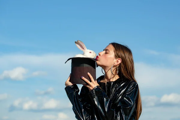 Mujer de Pascua. Conejo mago, ropa elegante. Alicia en el País de las Maravillas. Conejito de peluche. Concepto de moda. — Foto de Stock