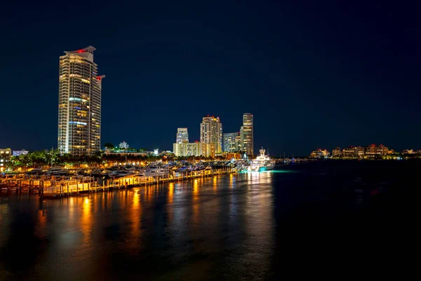 Skyline von Miami. Florida. Miami Wolkenkratzer in der Nacht. USA. — Stockfoto