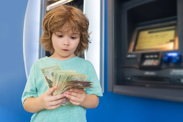 Kinderen bankieren en Financiën. Piggy bank investeringen. Geld besparen. Kind met dollars. — Stockfoto