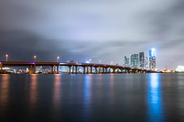 Floridas stad Miami skyline. Skyskrapor på natten. USA landskap. — Stockfoto