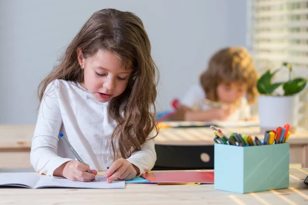 어린이들, 귀여운 소녀들이 교실에서 그림을 그리는 모습. — 스톡 사진