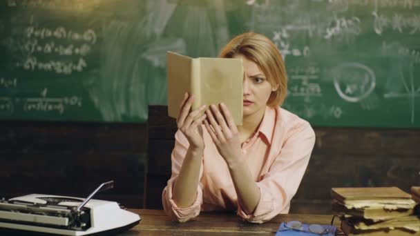 Jovem atraente estudante segurando livro. — Vídeo de Stock