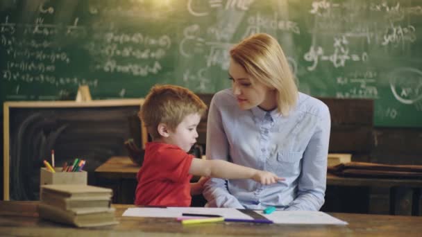 Criança pré-escolar. Criança em idade elementar em sala de aula com professor. — Vídeo de Stock
