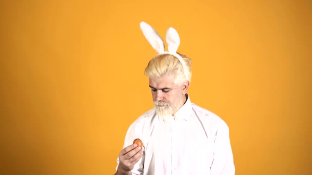 Konijnenman met ei. Paashaas met baard. Man met konijnenoren. geïsoleerd. — Stockvideo