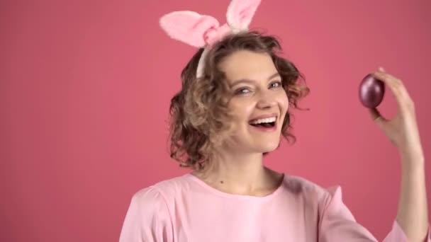 Easter bunny woman with egg. Rabbit girl. Bunny ears. Isolated. — Stock Video