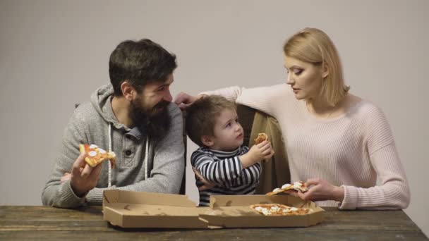 Familie isst Pizza. Glückliche Kindheit. Kind mit Eltern beim Abendessen. — Stockvideo