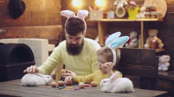 Famille avec des lapins de Pâques. Papa et enfant dans les oreilles de lapin. — Video