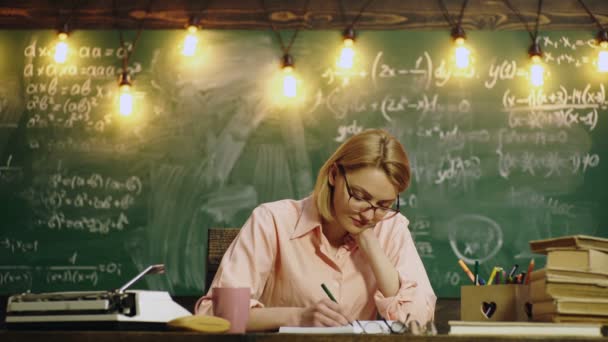 Vrouwelijke lerares in de klas. Leren en onderwijs. — Stockvideo