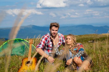 Yaz çifti kamp yapıyor. Hafta sonu yürüyüşü. İnsanlar yaz günü pikniğin tadını çıkarıyorlar. Aşk.