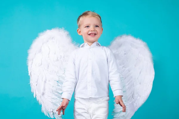Rapazinho sorridente vestido como um anjo. — Fotografia de Stock