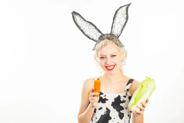 Mujer conejita de Pascua con verduras. Conejo chica con zanahoria y col. — Foto de Stock